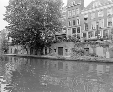 883728 Gezicht op de werfmuur met de werfkelders ter hoogte van de panden Oudegracht 230-236 te Utrecht.